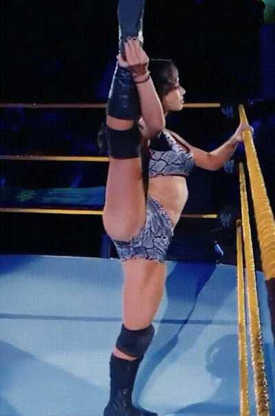 AJ Lee showing off