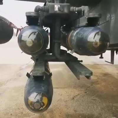 🇺🇲 The AGM-114 Hellfire missiles target searching. Quite intimidating.. [640x640]