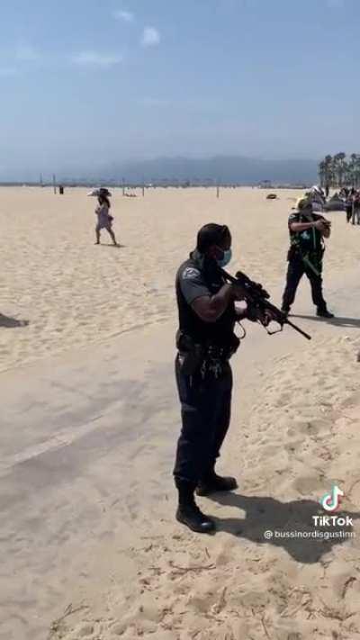 Cops bringing assault rifles to evict the homeless off of venice beach