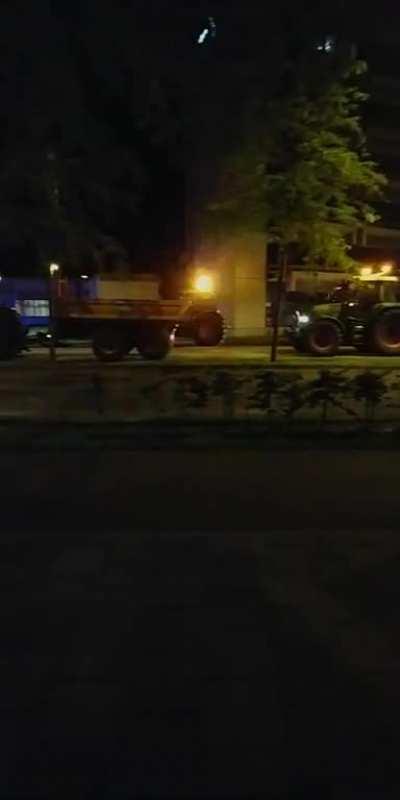 Farmers are blocking the road and the entrance of the police station in Centrum