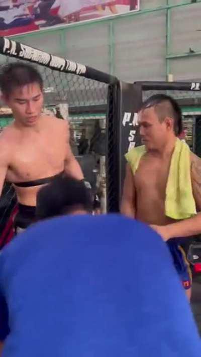 Tawanchai throwing some rounds at Kru Wang. Source:  