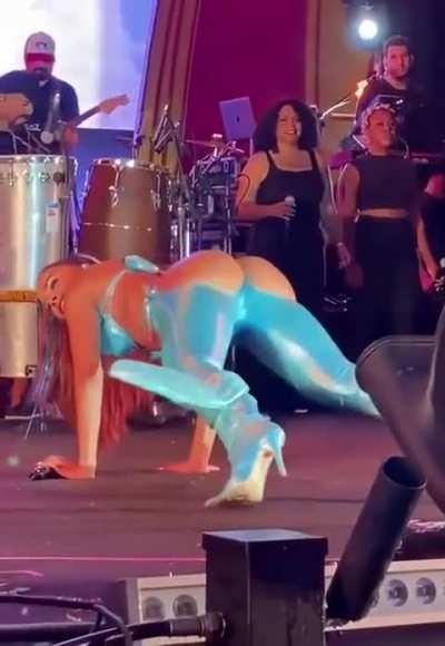 Anitta com a bunda brilhando