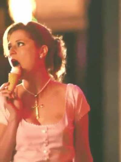 Jenna Fischer teasing with her skilful mouth