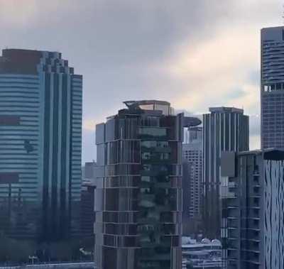 A C-17 flying in between of building &amp; skyscrapers in Brisbane!