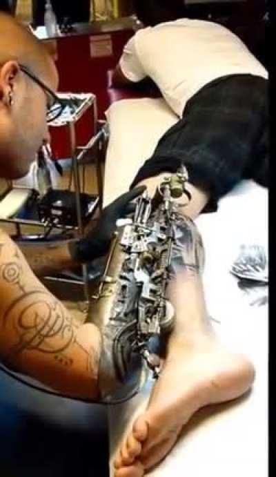 This tattoo artist turned their prosthetic limb into a tattoo gun !