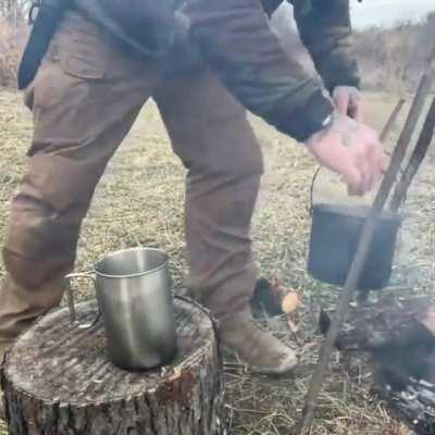 Pouring hot liquid safely without gloves