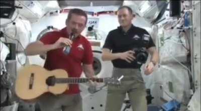 Astronaut demonstrates how 0 gravity affects the way he plays the guitar