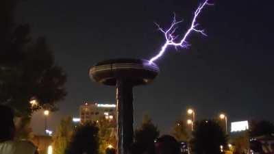 3 million volts Tesla coil discharged