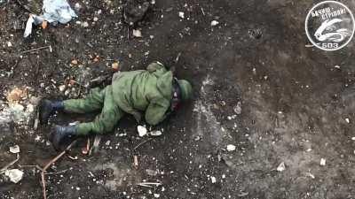 A russian soldier is hit by 2 explosives then shot by a Ukrainian Marine in Krynki. February 2024. HD