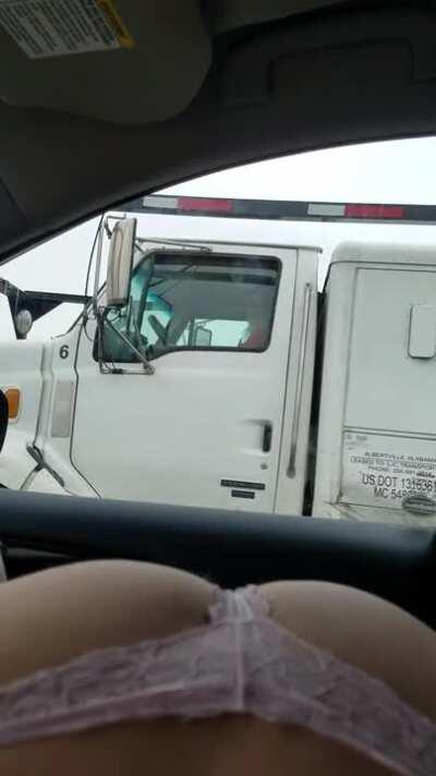 Caught giving road head. Now that's called good manners. Keep on Truckin. The things truck drivers have to deal with. Giving the truck driver a peak [gif]