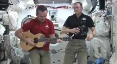 Astronaut demonstrates how 0 gravity affects the way he plays the guitar