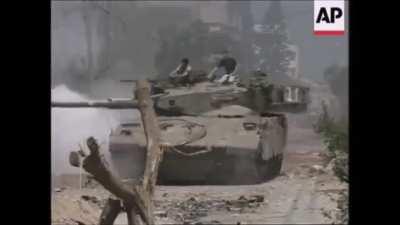 Israeli Merkava tank without infantry support is assaulted by palestinian civilians (old footage)