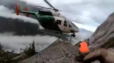 Amazing maneuver of Chilean pilot during helicopter rescue