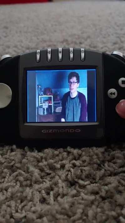 Watching Scott on my Gizmondo