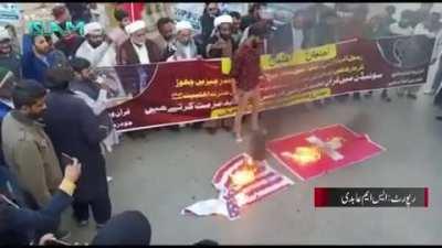 Pakistan: Swiss & American flags burned for Quran burning incident in Sweden