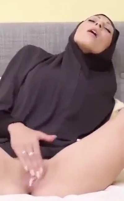 hijabi masturbating