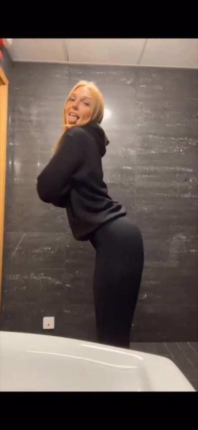 Crazy Twerking