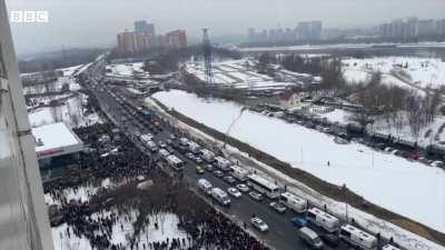 Thousands chanting &quot;No war!&quot; at Navalny's funeral