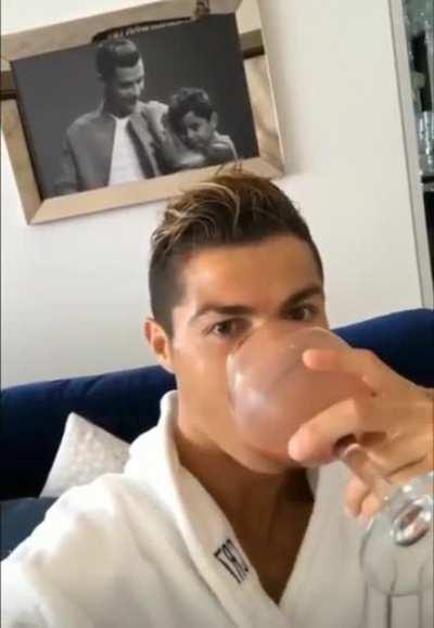 UPVOTE SO SPEED CAN SEE CRISTRO RONALDO DRINK HE IS LIVE RIGHT NOW