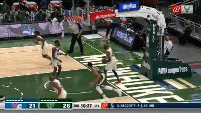 [Highlight] Bucks announcer Marques Johnson diagnoses Embiid's shoulder injury