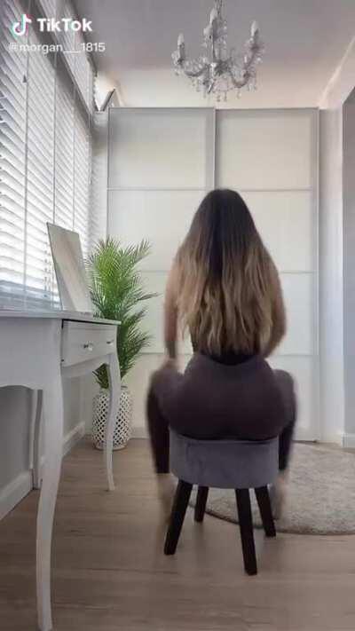 Wow those leggings makes her ass lookbgood