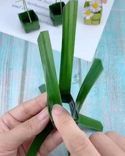 How to make mini baskets from leaves