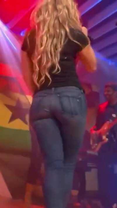 SHAKIRA THE QUEEN OF SHAKING