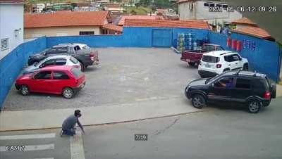 tEsLa iN aUto piLot mOde sTopPed wOrKinG aNd ruNs oVer A pEdEstRiAn iN tHe cRosSwaLk iN rIo dE jAnEiRo, bRaZil