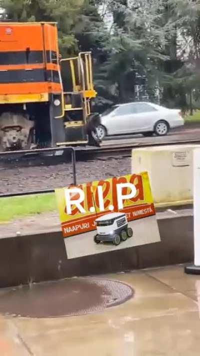 HORRiFiC FooTaGe Of WaLL-E BeiNg HiT bY TraiN