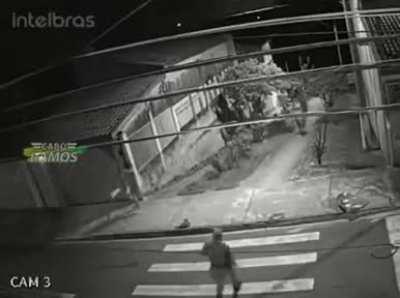 Guy running from police, cat running from dog, dude running from wife. Just a normal day in Brazil 🇧🇷.