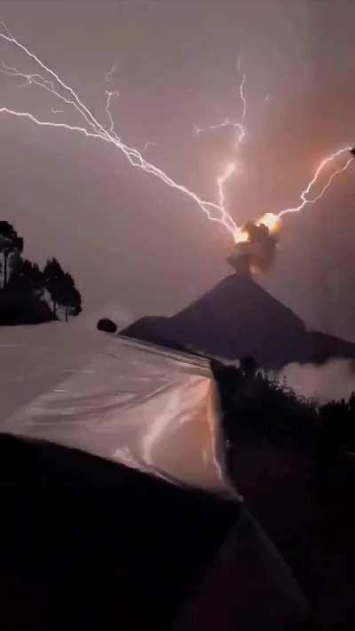 🔥 Thunderstorm in Guatemala began simultaneously with the eruption of Mount Fuego