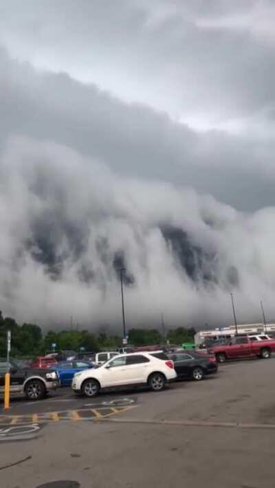 🔥 A massive shelf cloud passing through the Illinois sky