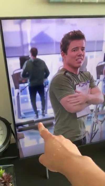 Has anyone noticed how they’re not actually using the treadmills in this episode of crazy ex-girlfriend?? 😂