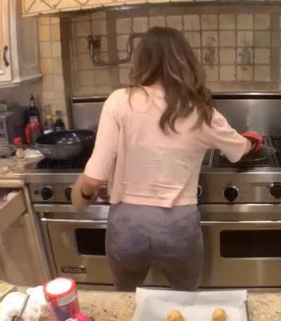 Some booty clips from a cooking stream 🍑