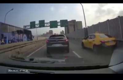 Dashcam captures 7.5 magnitude earthquake on highway in eastern Taiwan