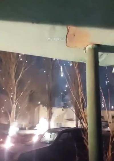 What it looks like to be attacked by Russian incendiary shells, filmed in the city of Vuhledar by a Ukrainian soldier.