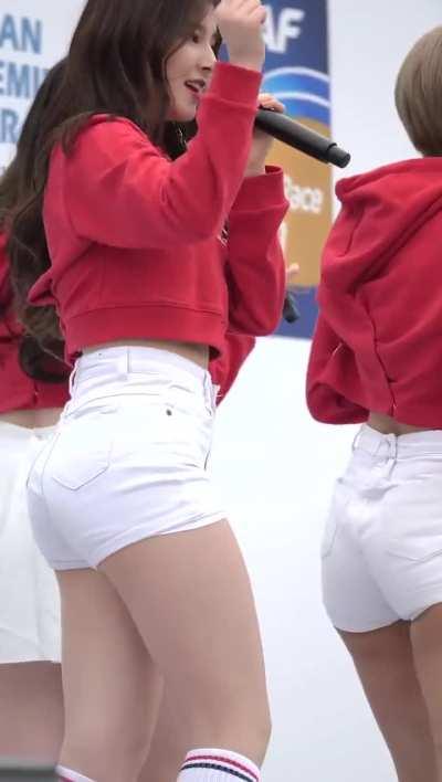 Nancy - Momoland red