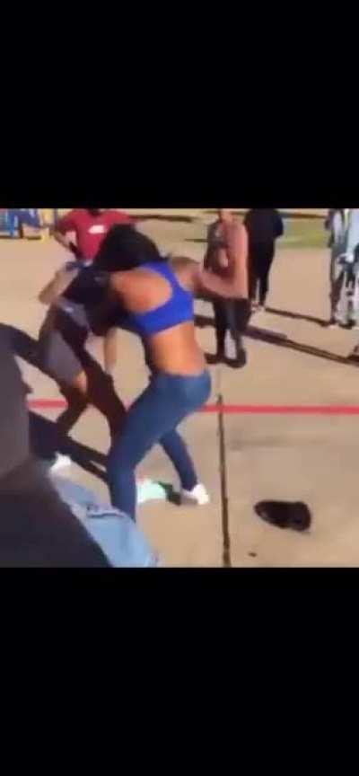 Look at this fight y’all.. she look stupid af