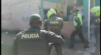 WCGW Charging a Cop With a Machete in Columbia