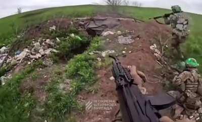 Ukrainian special forces aggressively assault Russian trench