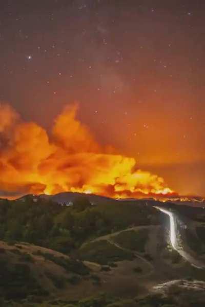 Timelapse of a quickly growing fire in the Santa Cruz Mountains, California