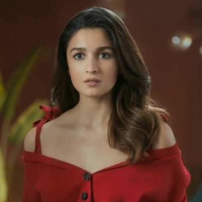 Alia Bhatt looks so cute in red 😍😍 and the way she talks ❤❤
