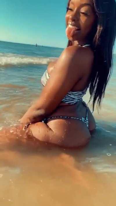 ASS ON THE BEACH🏖