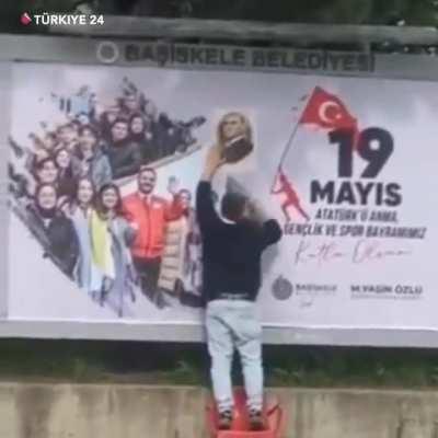 Başiskele Belediyesi’nin Atatürk’süz 19 Mayıs afişine bir vatandaş böyle müdahale etti.