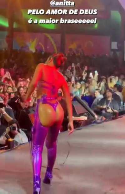 A bunda mais linda, da melhor e mais gostosa cantora do Brasil!!! 🔥🍑😍