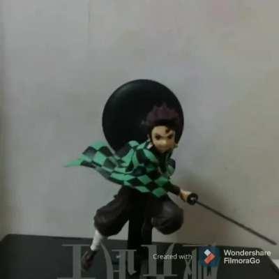 This Demon Slayer figure has an animating background