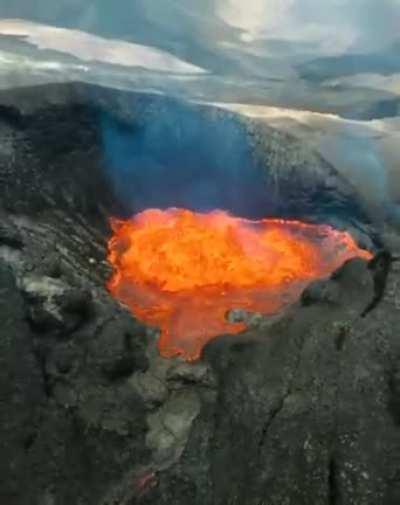 🔥 Volcanic eruption in Kamchatka, Russia