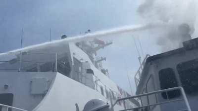 Chinese Coast Guard destroys Philippine Coast Guard equipment with water cannon (Scarborough Shoal - April 30)