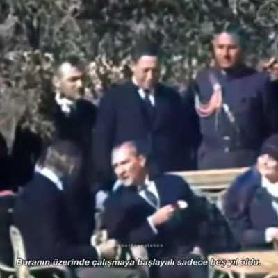 Atatürk su gibi Fransızca konuşuyor