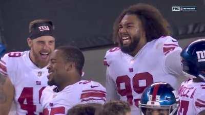 [Highlight] Giants players on the sideline watch their quarterback trip over himself